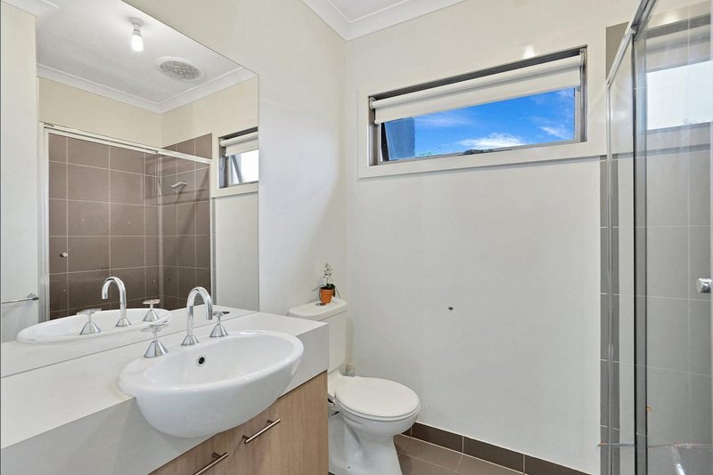 Photo - 5 Beachside Crescent, Point Cook VIC 3030 - Image 8