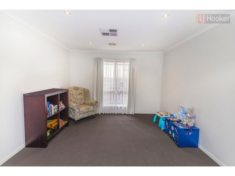 Photo - 5 Beckett Way, Craigieburn VIC 3064 - Image 4