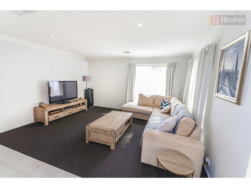 Photo - 5 Beckett Way, Craigieburn VIC 3064 - Image 6