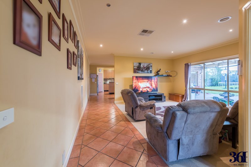 Photo - 5 Bemm Court, Werribee VIC 3030 - Image 2