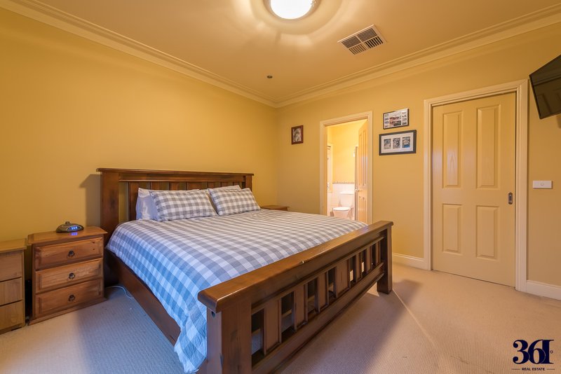 Photo - 5 Bemm Court, Werribee VIC 3030 - Image 4