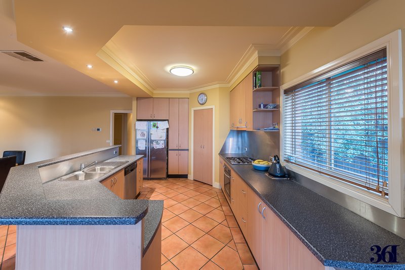 Photo - 5 Bemm Court, Werribee VIC 3030 - Image 5