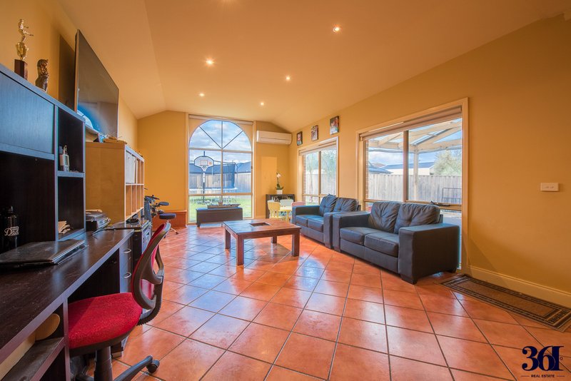 Photo - 5 Bemm Court, Werribee VIC 3030 - Image 6