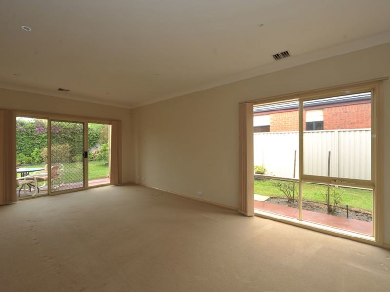 Photo - 5 Benambra Close, Pakenham VIC 3810 - Image 6