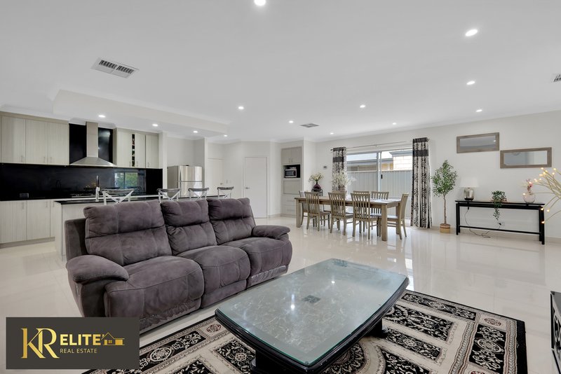 Photo - 5 Beukers Way, Piara Waters WA 6112 - Image 4