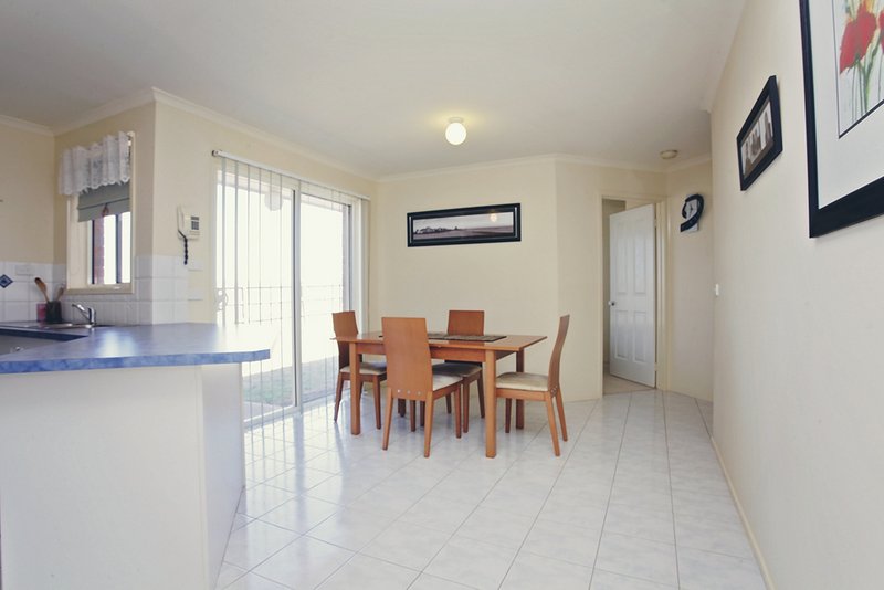 Photo - 5 Biscay Court, Melton West VIC 3337 - Image 4