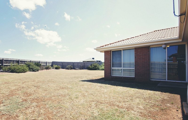 Photo - 5 Biscay Court, Melton West VIC 3337 - Image 7