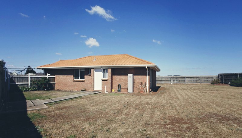 Photo - 5 Biscay Court, Melton West VIC 3337 - Image 8