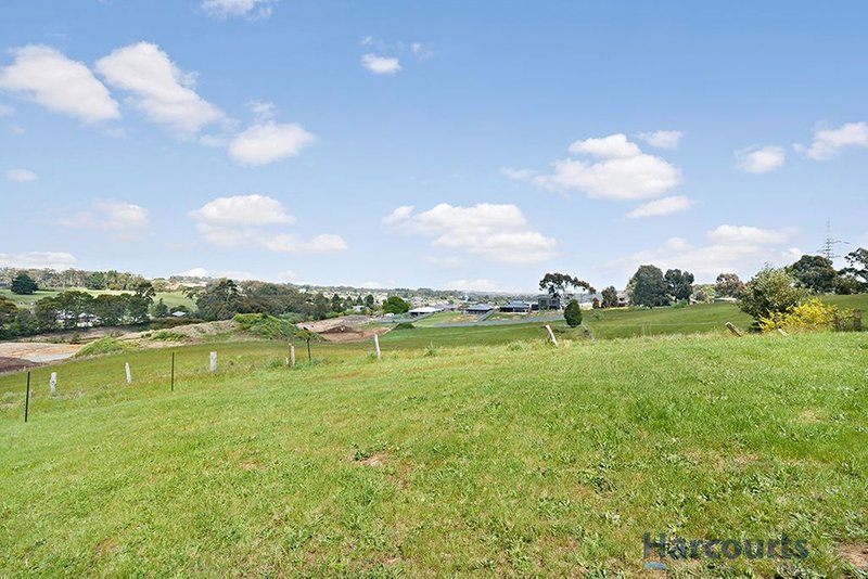 Photo - 5 Bismark Court, Brown Hill VIC 3350 - Image 4