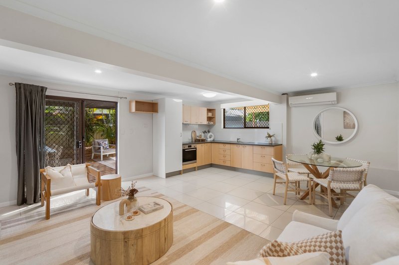 Photo - 5 Blaxland Avenue, Paradise Point QLD 4216 - Image 3