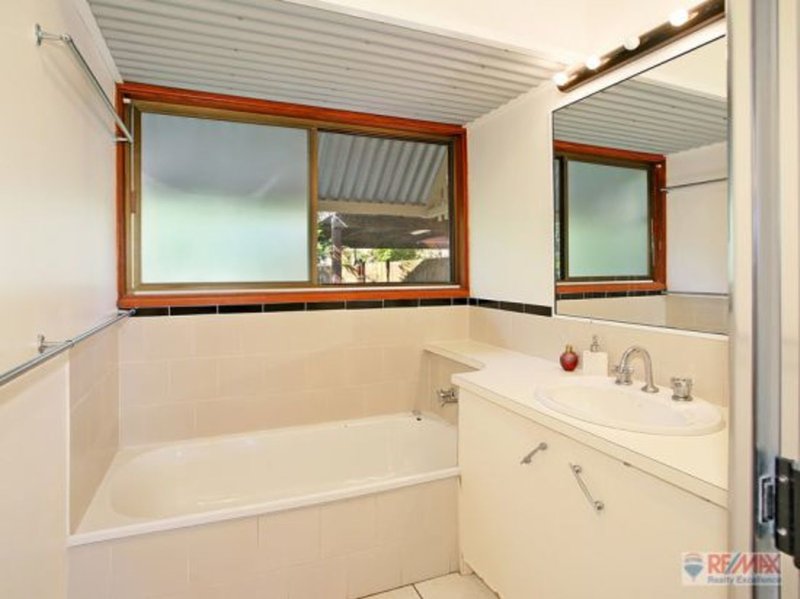 Photo - 5 Bluegum Court, Little Mountain QLD 4551 - Image 6