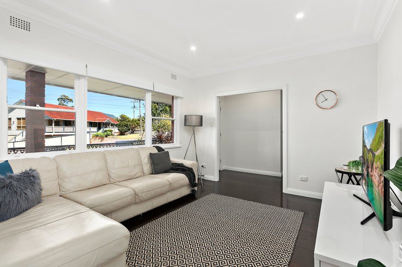 Photo - 5 Booyong Street, West Wollongong NSW 2500 - Image 2