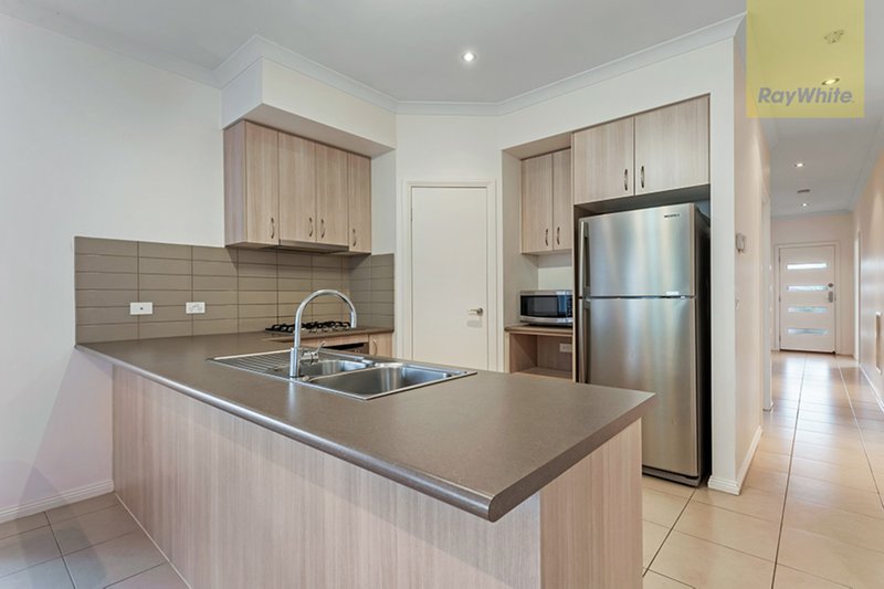 Photo - 5 Bottlebrush Road, Craigieburn VIC 3064 - Image 2