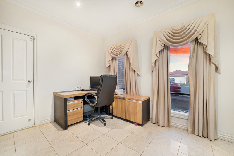 Photo - 5 Brentley Close, Point Cook VIC 3030 - Image 4