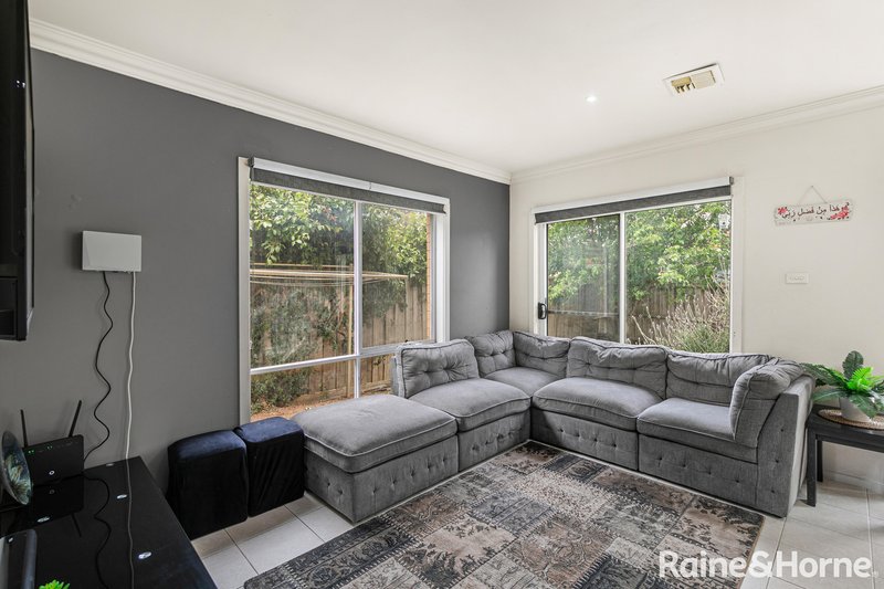 Photo - 5 Brentwood Place, Roxburgh Park VIC 3064 - Image 3