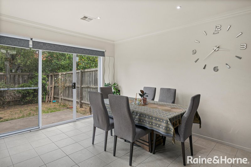 Photo - 5 Brentwood Place, Roxburgh Park VIC 3064 - Image 4