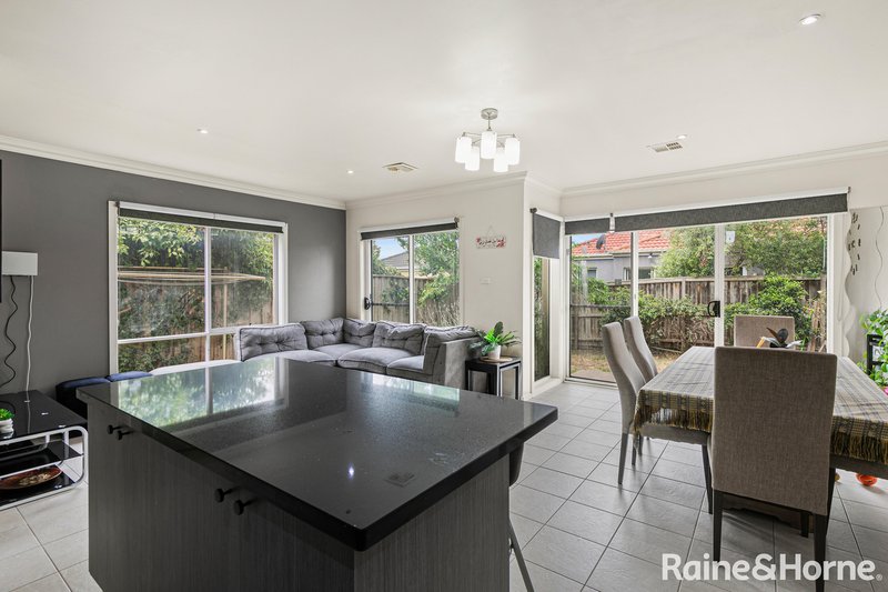 Photo - 5 Brentwood Place, Roxburgh Park VIC 3064 - Image 5