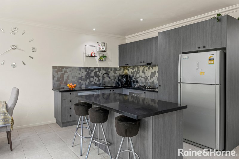 Photo - 5 Brentwood Place, Roxburgh Park VIC 3064 - Image 6