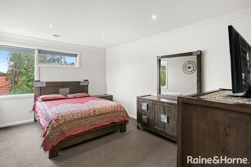 Photo - 5 Brentwood Place, Roxburgh Park VIC 3064 - Image 7