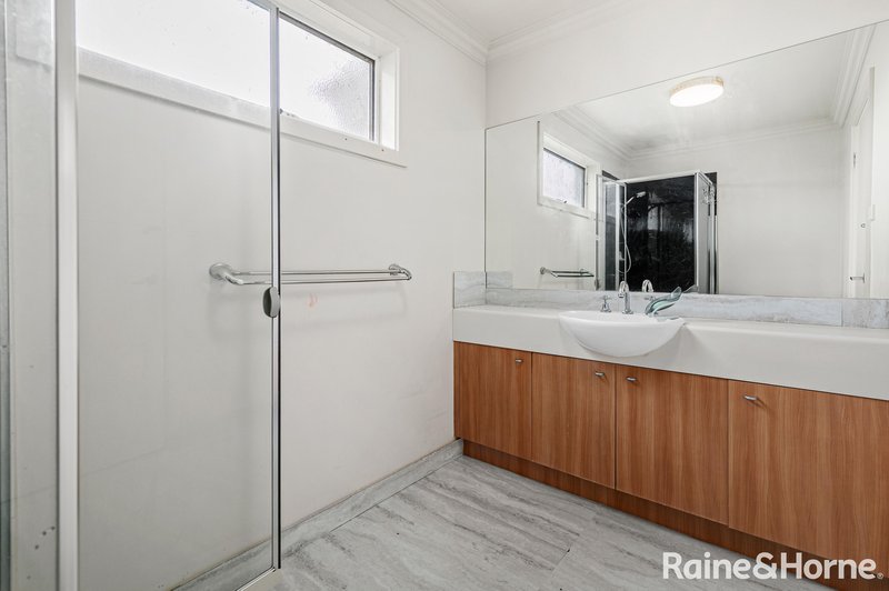 Photo - 5 Brentwood Place, Roxburgh Park VIC 3064 - Image 11