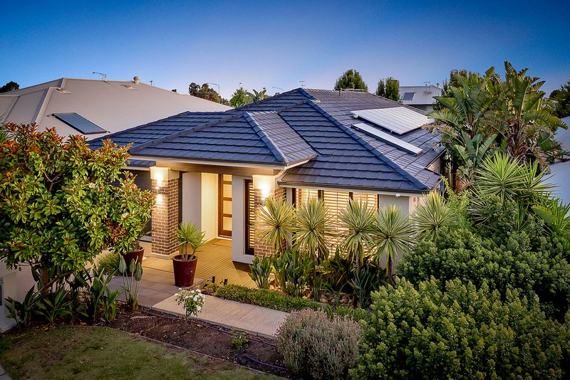 Photo - 5 Bridgehaven Drive, Craigieburn VIC 3064 - Image 2