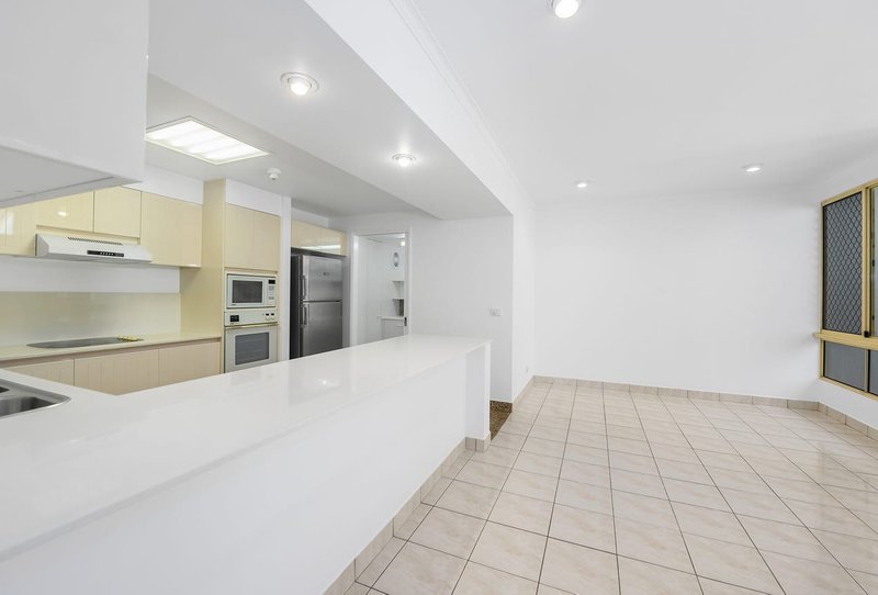 Photo - 5 Bristol Fry/125 Santa Cruz Boulevard, Clear Island Waters QLD 4226 - Image 9