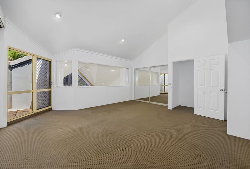 Photo - 5 Bristol Fry/125 Santa Cruz Boulevard, Clear Island Waters QLD 4226 - Image 12