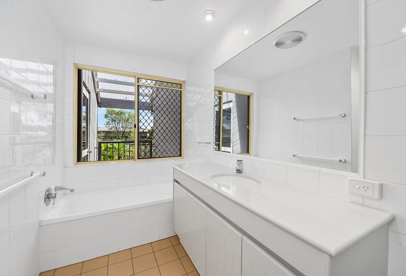 Photo - 5 Bristol Fry/125 Santa Cruz Boulevard, Clear Island Waters QLD 4226 - Image 17