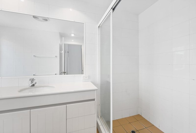 Photo - 5 Bristol Fry/125 Santa Cruz Boulevard, Clear Island Waters QLD 4226 - Image 18