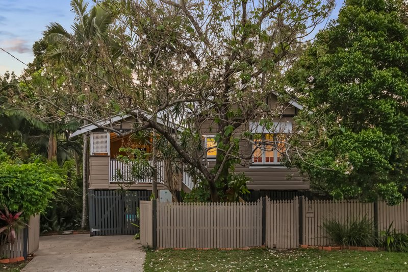 Photo - 5 Broadmere Street, Annerley QLD 4103 - Image 1