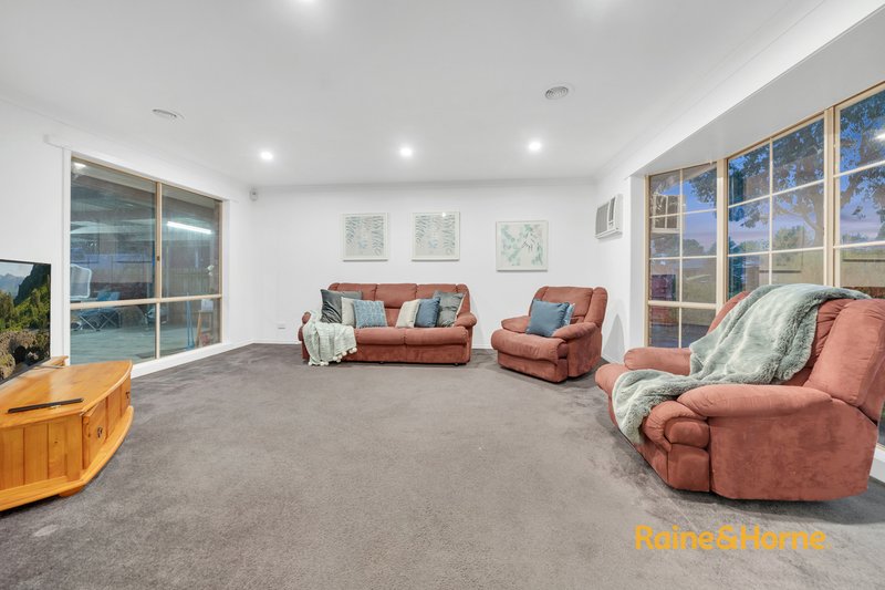 Photo - 5 Bronhill Court, Cranbourne West VIC 3977 - Image 3