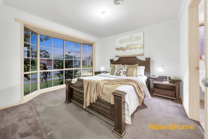 Photo - 5 Bronhill Court, Cranbourne West VIC 3977 - Image 4