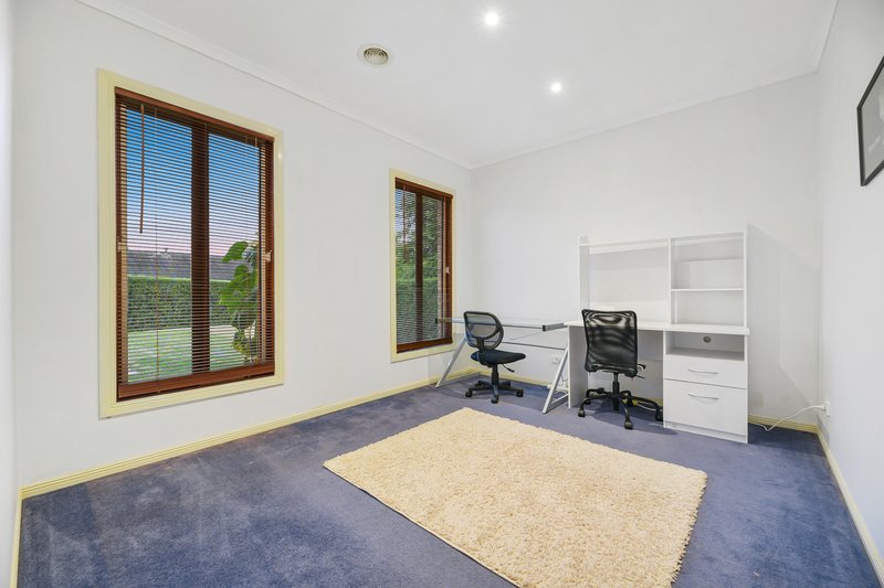 Photo - 5 Bundoora Court, Narre Warren South VIC 3805 - Image 11