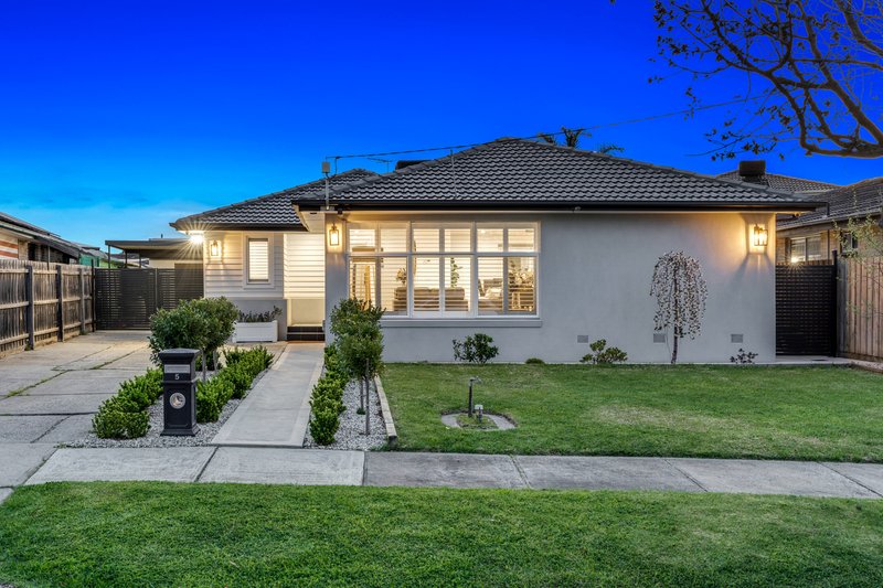 5 Burgess Close, Gladstone Park VIC 3043