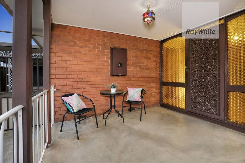 Photo - 5 Burgess Close, Gladstone Park VIC 3043 - Image 4