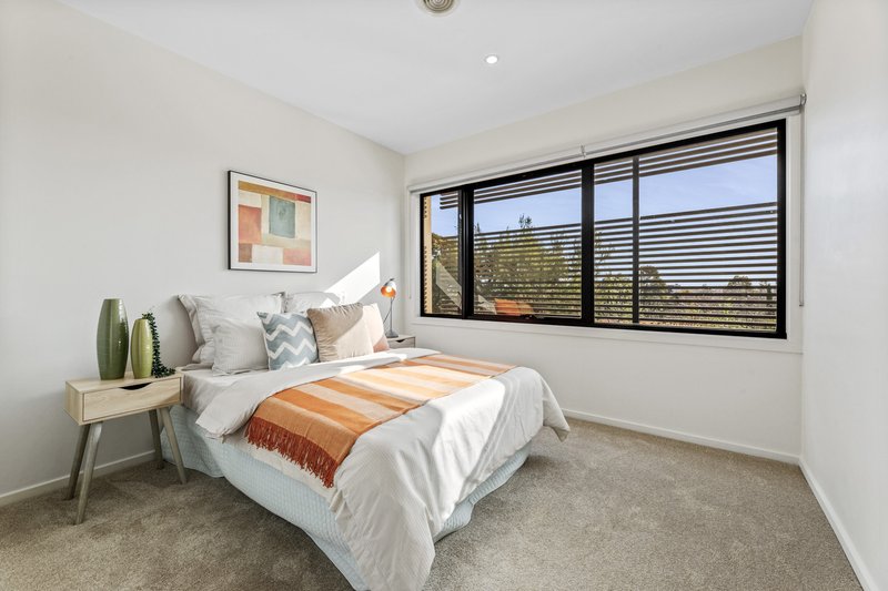 Photo - 5 Burn Nar Look Drive, Burwood VIC 3125 - Image 10