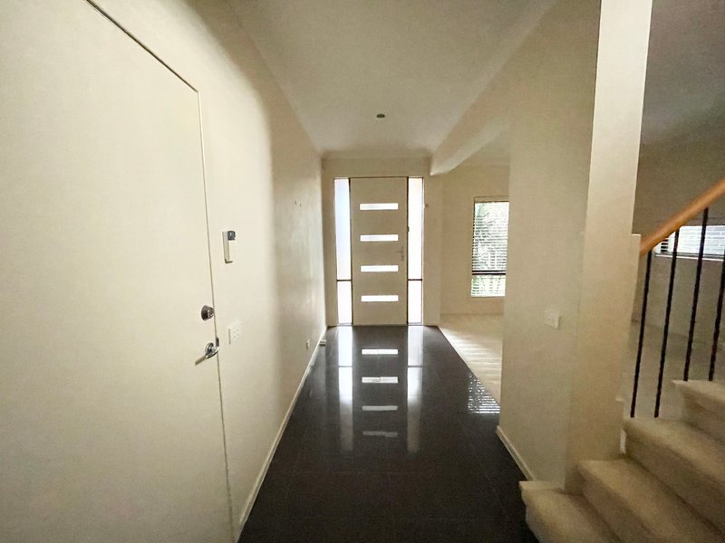 Photo - 5 Caesia Way, Caroline Springs VIC 3023 - Image 2