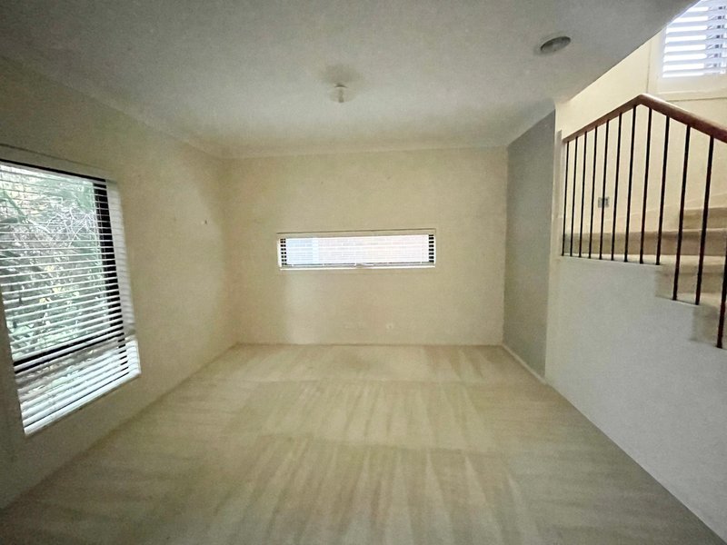 Photo - 5 Caesia Way, Caroline Springs VIC 3023 - Image 3