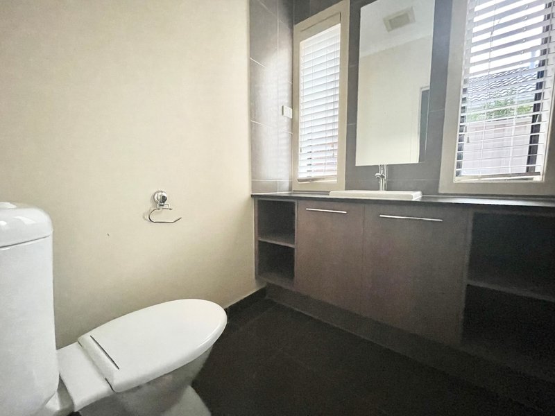 Photo - 5 Caesia Way, Caroline Springs VIC 3023 - Image 4