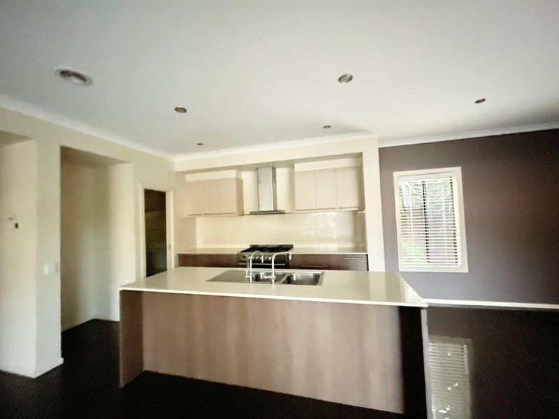 Photo - 5 Caesia Way, Caroline Springs VIC 3023 - Image 7
