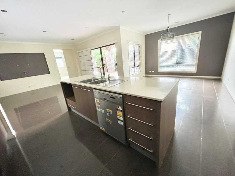 Photo - 5 Caesia Way, Caroline Springs VIC 3023 - Image 9