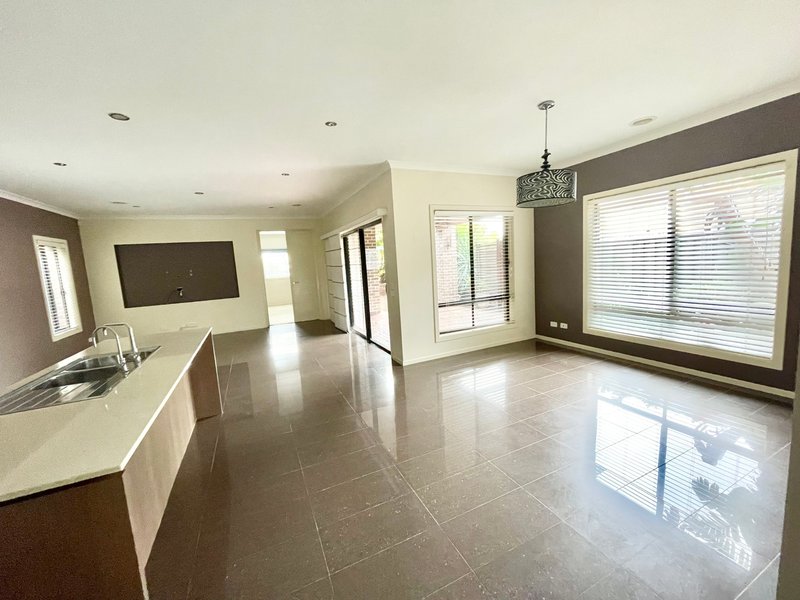 Photo - 5 Caesia Way, Caroline Springs VIC 3023 - Image 10