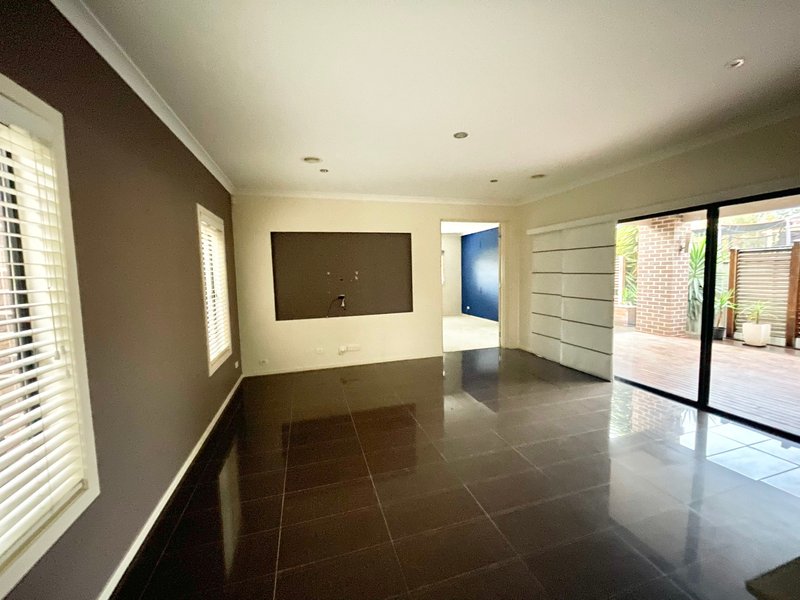 Photo - 5 Caesia Way, Caroline Springs VIC 3023 - Image 11