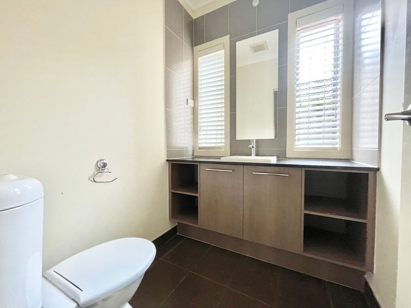 Photo - 5 Caesia Way, Caroline Springs VIC 3023 - Image 13