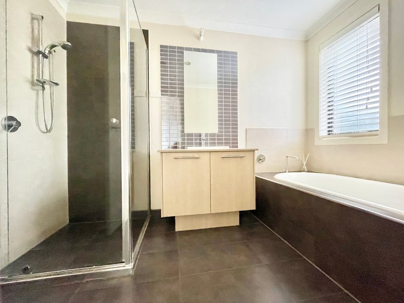 Photo - 5 Caesia Way, Caroline Springs VIC 3023 - Image 23