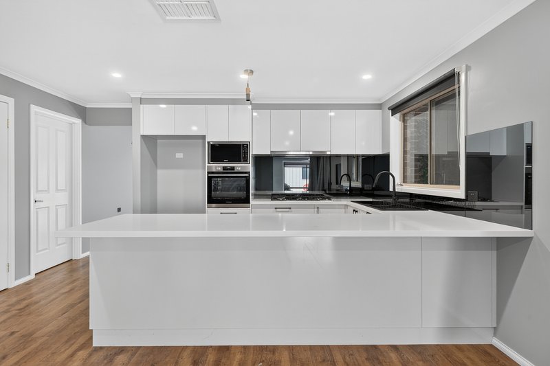 Photo - 5 Camelia Way, Pakenham VIC 3810 - Image 2