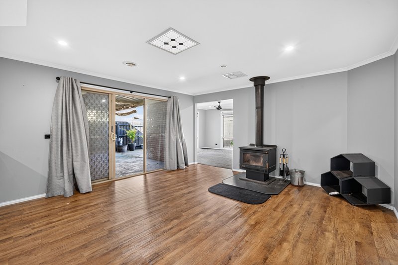 Photo - 5 Camelia Way, Pakenham VIC 3810 - Image 4