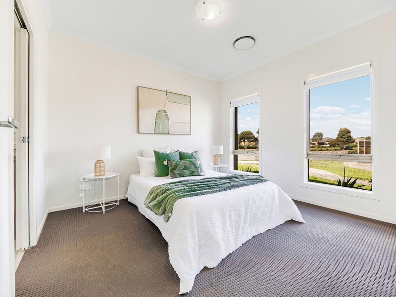 Photo - 5 Cann Court, Pakenham VIC 3810 - Image 3