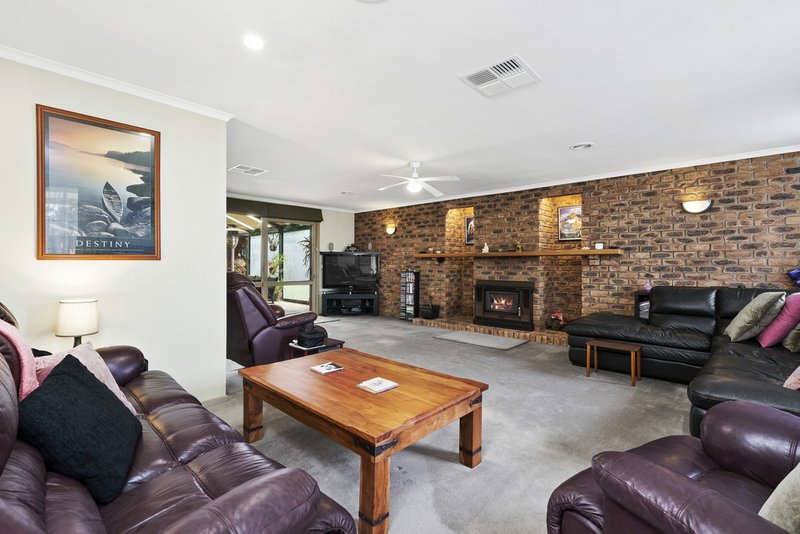 Photo - 5 Canterbury Place, Werribee VIC 3030 - Image 3