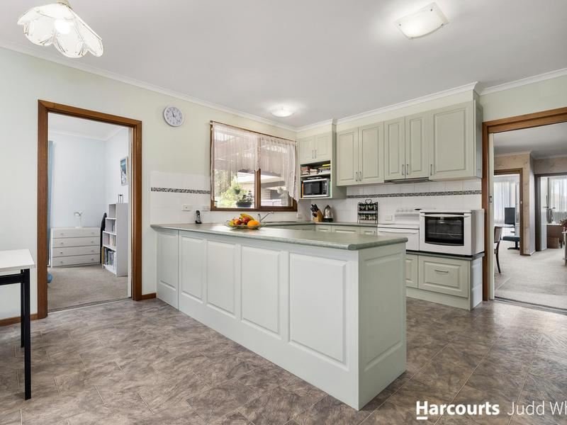 Photo - 5 Cappella Court, Glen Waverley VIC 3150 - Image 7